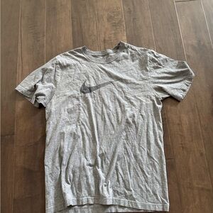 Gray Nike Men's swoosh T-Shirt